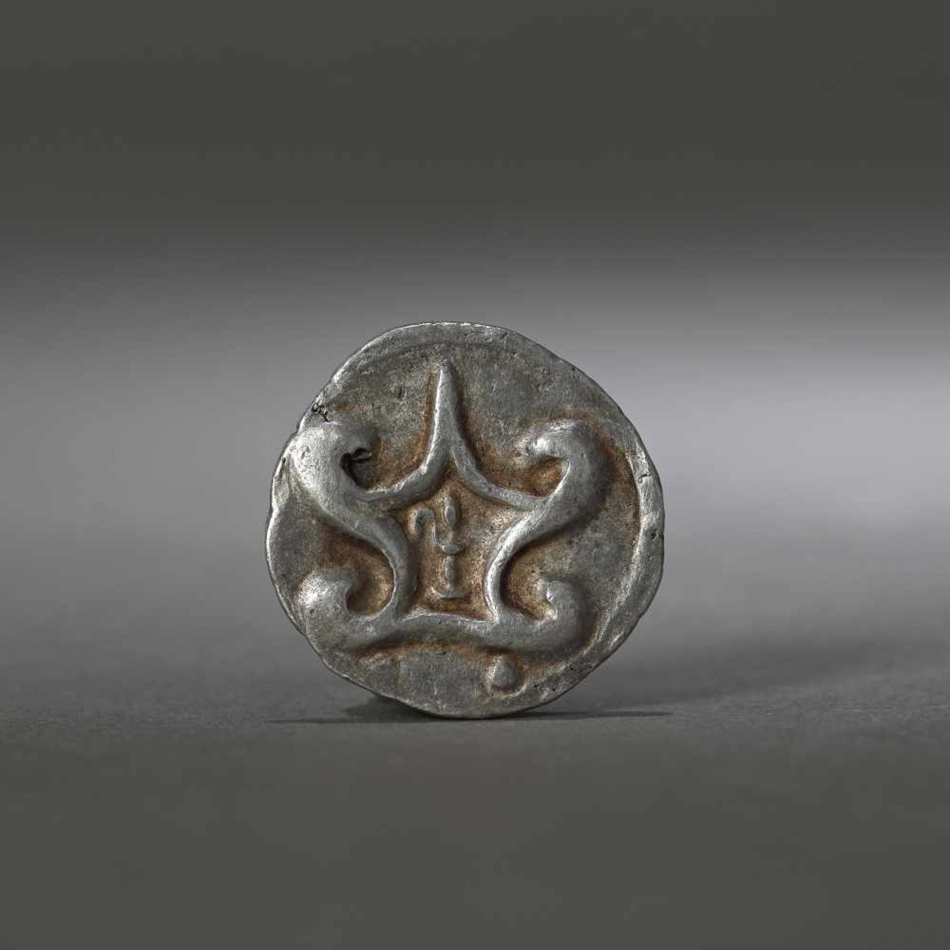 Silver coin, reproducing a shell, issued by the Kingdom of Dvaravati, Thailand, approx. 5th century - Image 2 of 2