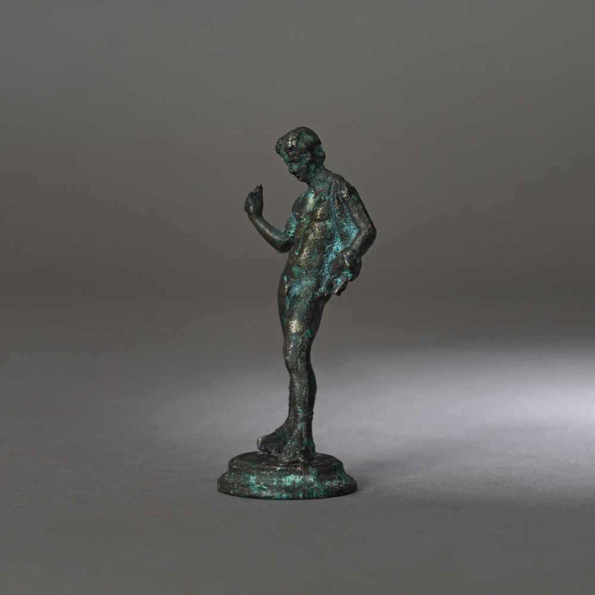 Bronze statuette depicting an ephebe, 2nd-1st century B.C. - Bild 3 aus 3