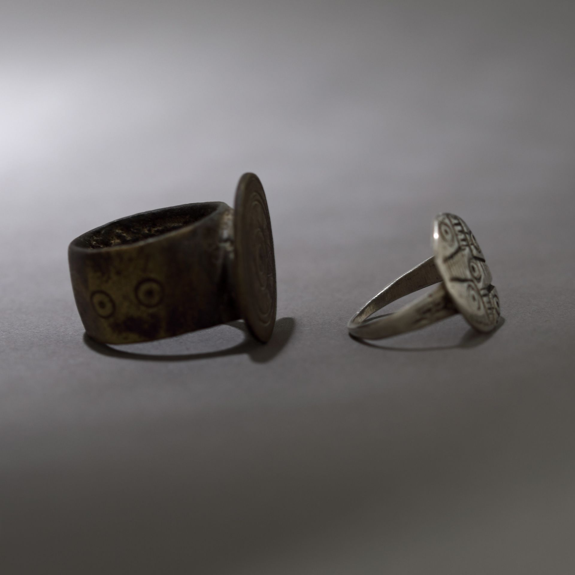 Pair of engagement rings, decorated with cross motif and solar motifs, the Land of the Hutsuls, 19th - Bild 2 aus 2