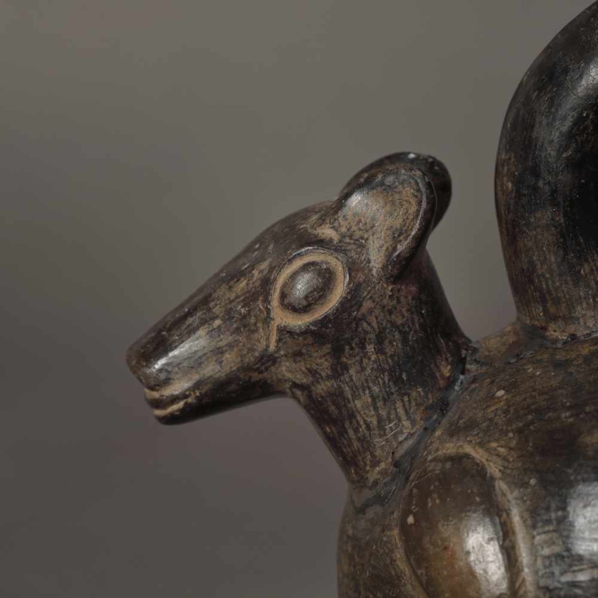 Ceramic vessel, illustrating a deer, a symbol of fertility, Chimu culture, Peru, 10th century - Image 2 of 5