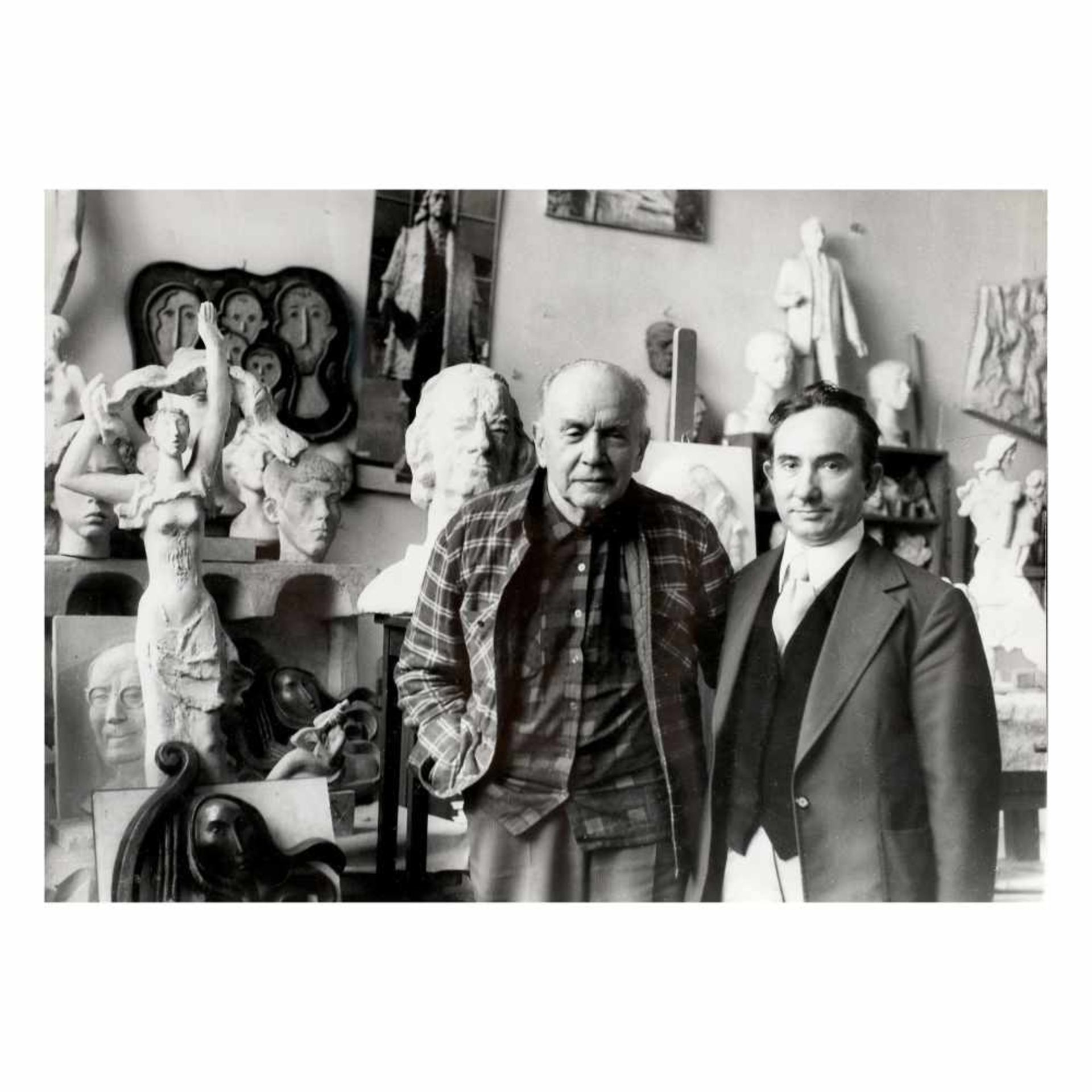 Vasile Grigore and Ion Irimescu, in the sculptor's workshop, photograph, Ion Cucu workshop, January