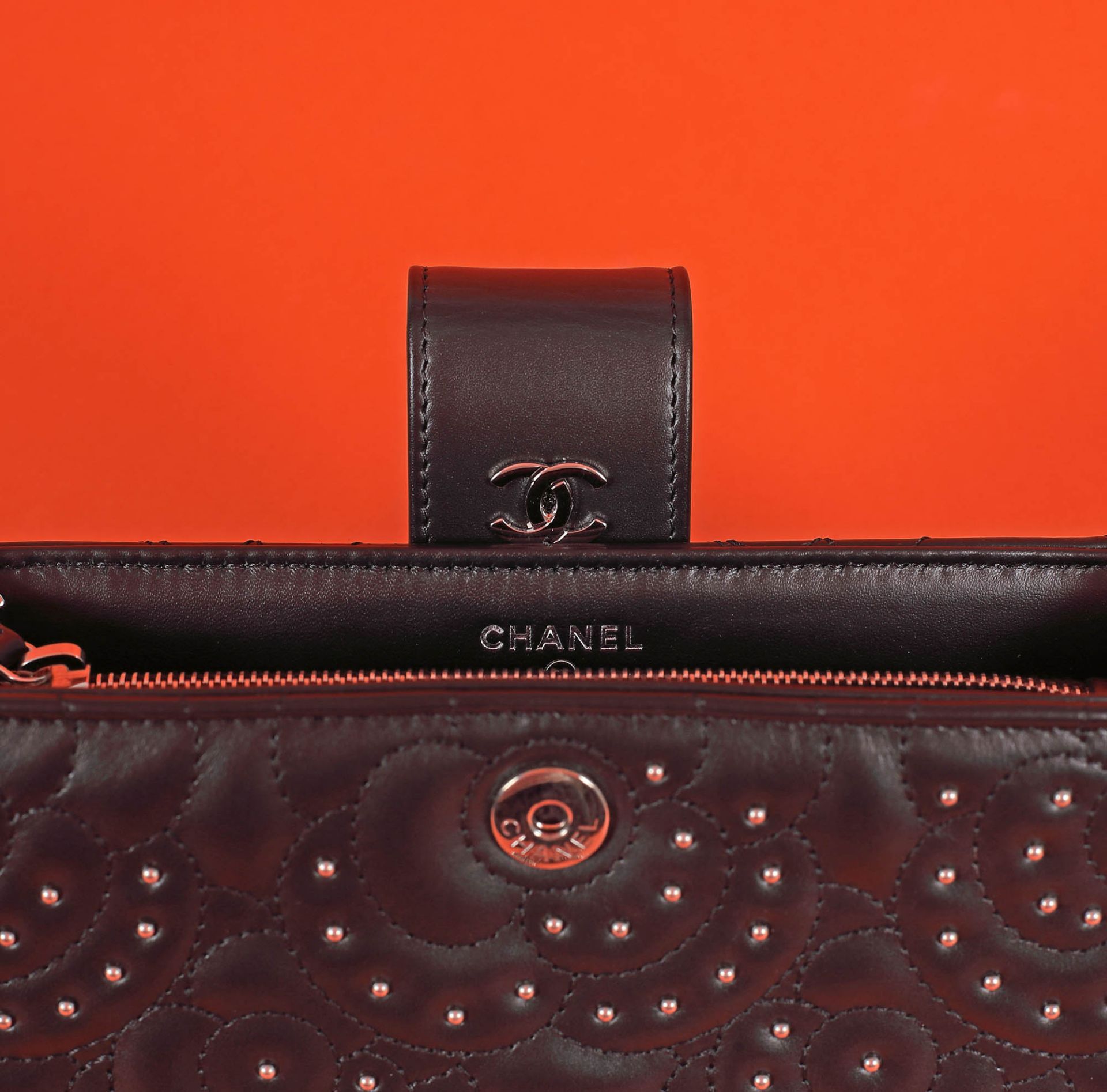 "Camellia" - Chanel wallet-bag, leather, with camellia floral decoration, for women, accompanied by - Bild 4 aus 5