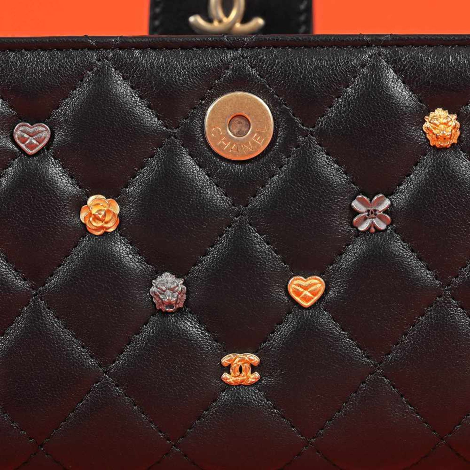 Chanel wallet-bag, quilted leather, with decorative charms, for women, accompanied by authenticity c - Bild 6 aus 6