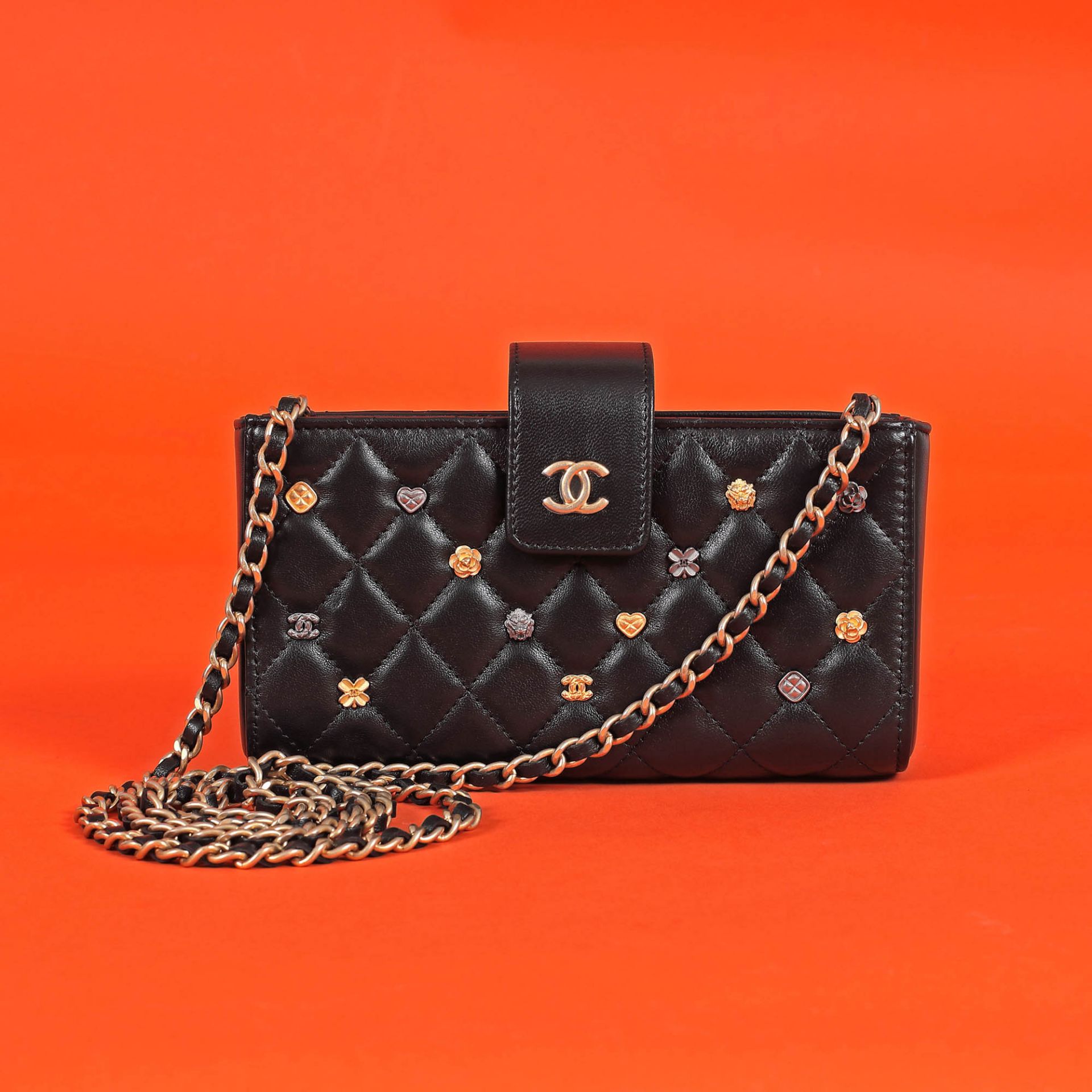 Chanel wallet-bag, quilted leather, with decorative charms, for women, accompanied by authenticity c - Bild 3 aus 6