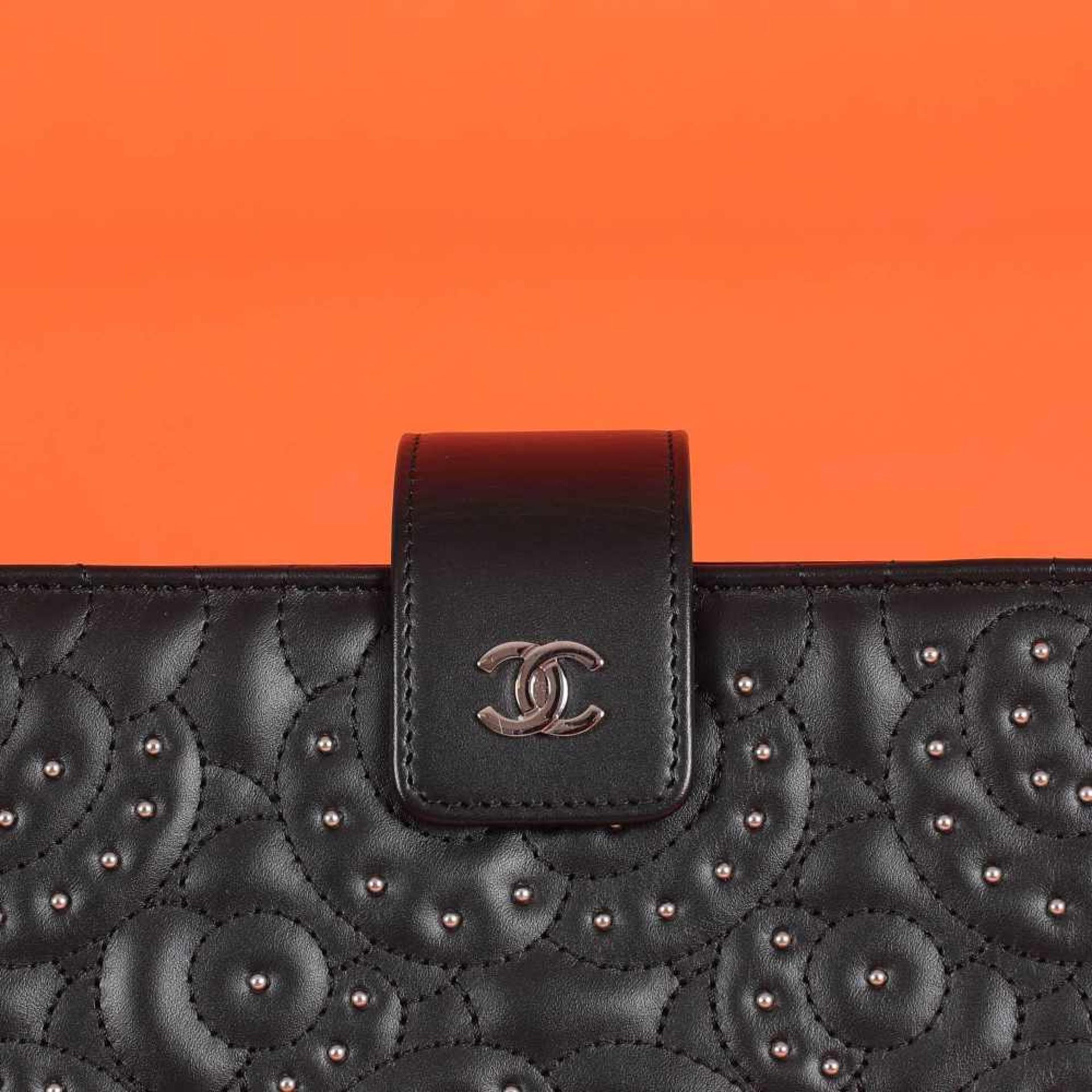 "Camellia" - Chanel wallet-bag, leather, with camellia floral decoration, for women, accompanied by - Image 5 of 5