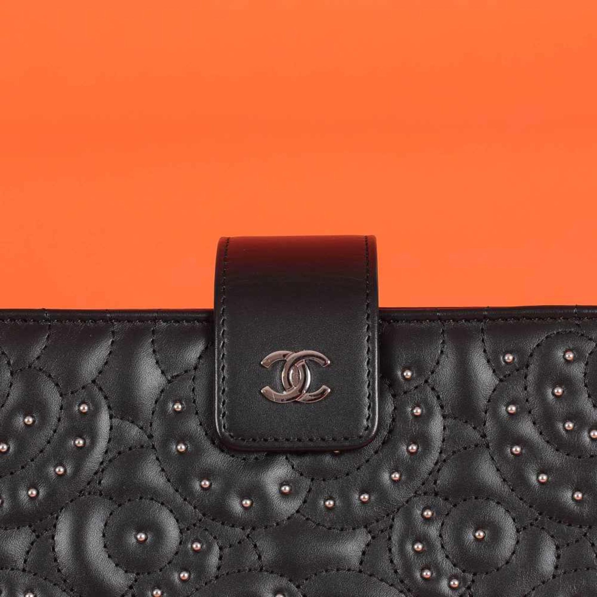 "Camellia" - Chanel wallet-bag, leather, with camellia floral decoration, for women, accompanied by - Bild 5 aus 5