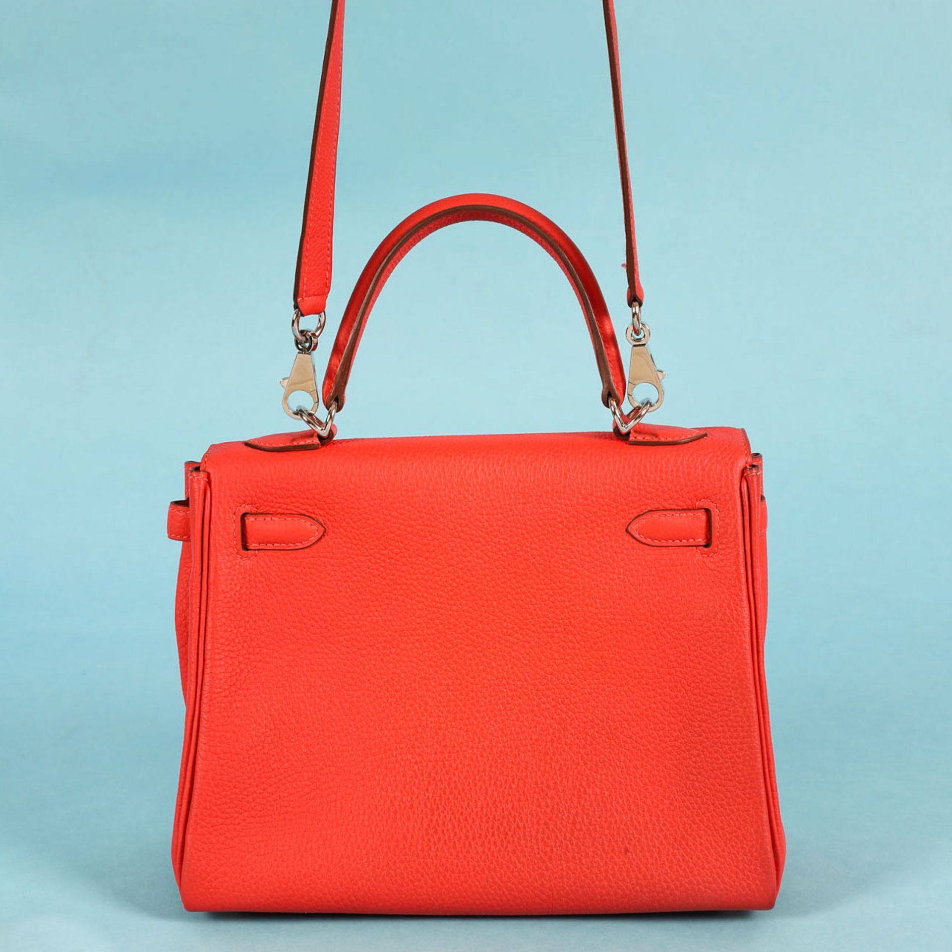 "Kelly 25 Retourne" - Hermès bag, Togo leather, colour Rouge Pivoine, for women, accompanied by doc - Bild 2 aus 6