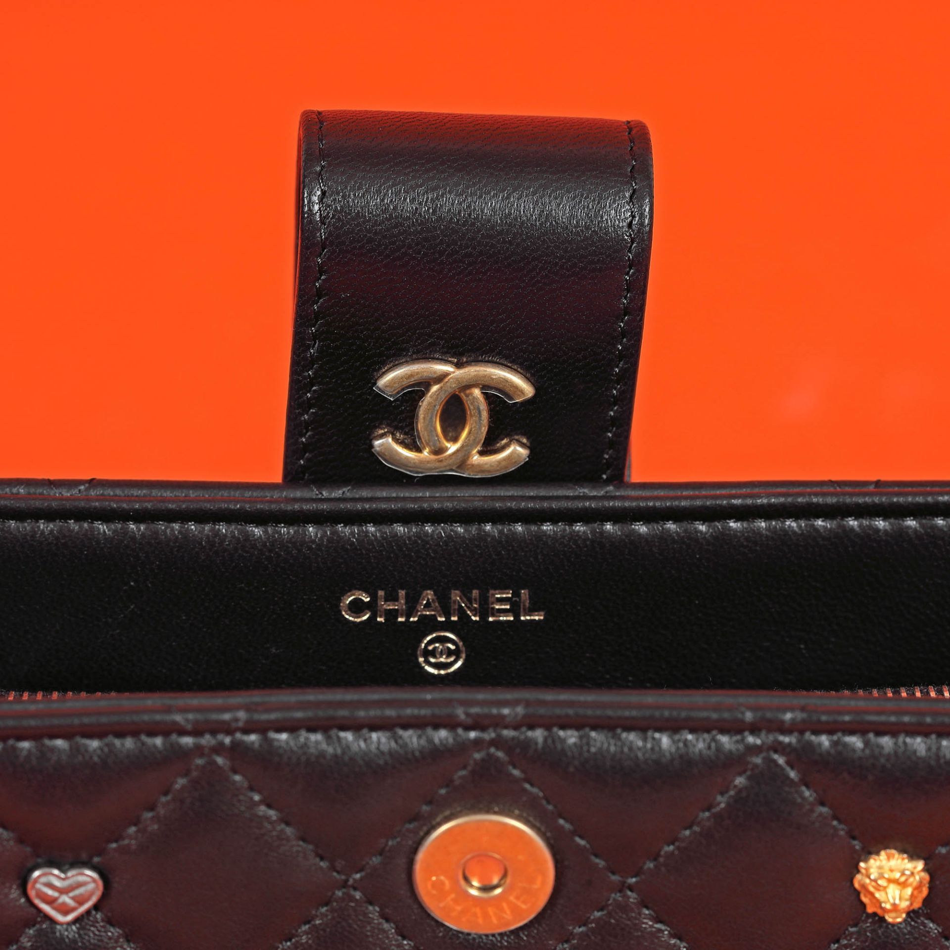 Chanel wallet-bag, quilted leather, with decorative charms, for women, accompanied by authenticity c - Bild 5 aus 6