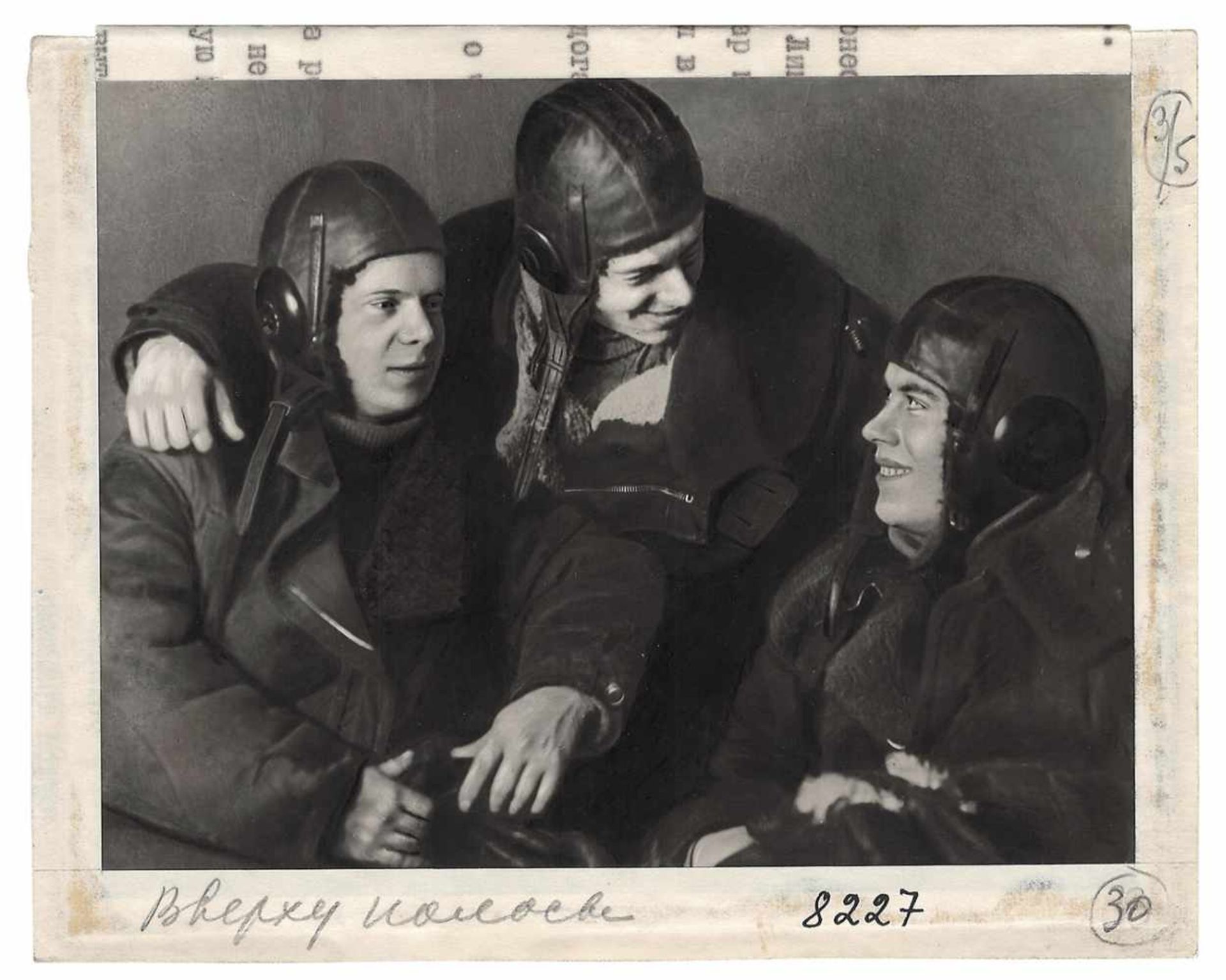 [Soviet]. Photograph &quot;Bomber crew...&quot; - Bild 2 aus 3