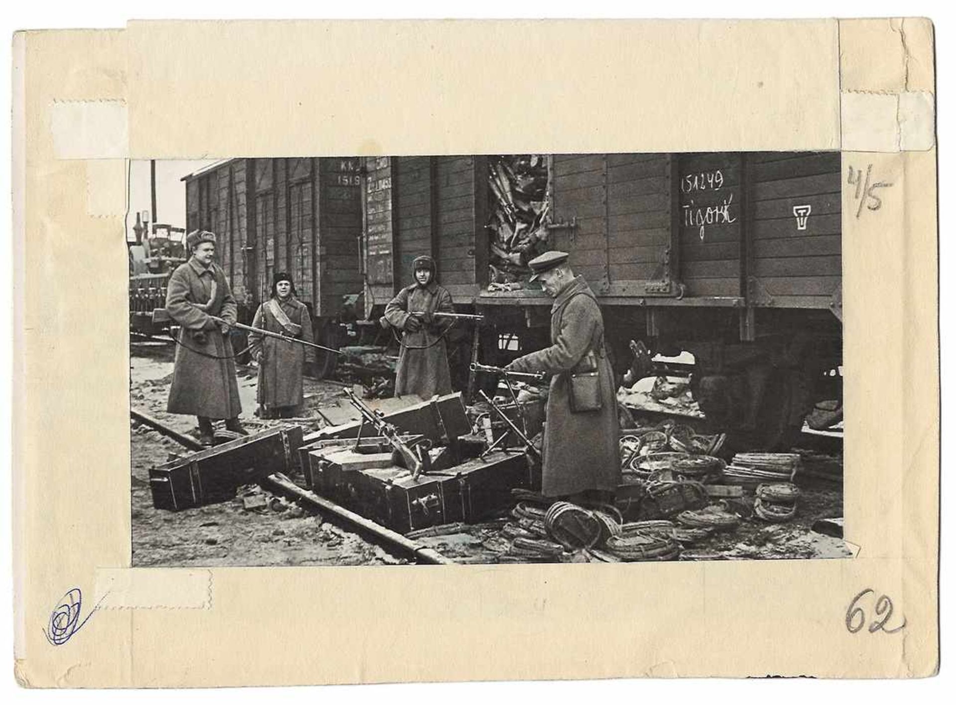 [Soviet]. Photograph "Echelons with captured German weapons". 1940s. Original print. - 9x16 cm. - Bild 2 aus 3