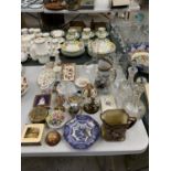 A MIXED COLLECTION OF CERAMICS AND GLASSWARE TO INCLUDE OLIVER TWIST ROYAL DOULTON JUG, MASONS