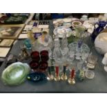 A COLLECTION OF MIXED GLASSWARE TO INCLUDE CRYSTAL EXAMPLES AND COLOURED GLASS