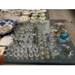 A LARGE COLLECTION OF ASSORTED GLASSWARE TO INCLUDE SOME COLOURED GLASS EXAMPLES