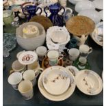 AN ASSORTED GROUP OF CERAMICS TO INCLUDE BOWLS, PLATES, MUGS ETC