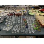 A LARGE LOT OF MIXED GLASSWARE TO INCLUDE COLOURED GLASS EXAMPLES ETC