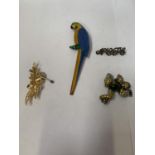 A COLLECTION OF FIVE ASSORTED BROOCHES