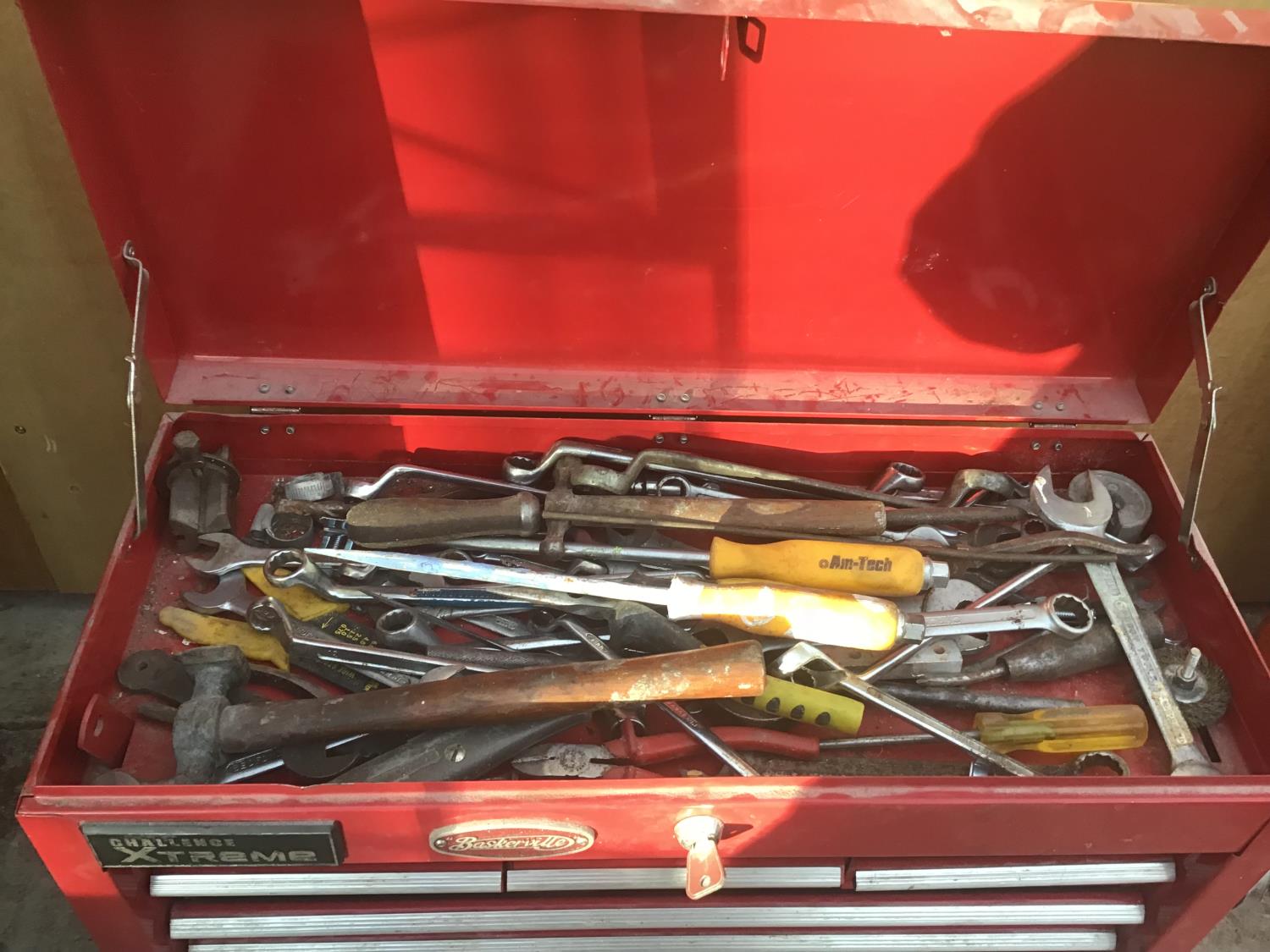 A CHALLENGE XTREME TOOL CHEST CONTAINING NUMEROUS TAPS, DIES AND TOOLS - Image 3 of 7