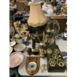 A MIXED LOT OF ITEMS, BRASS EAGLE, HORSE BRASSES, TABLE LAMP ETC