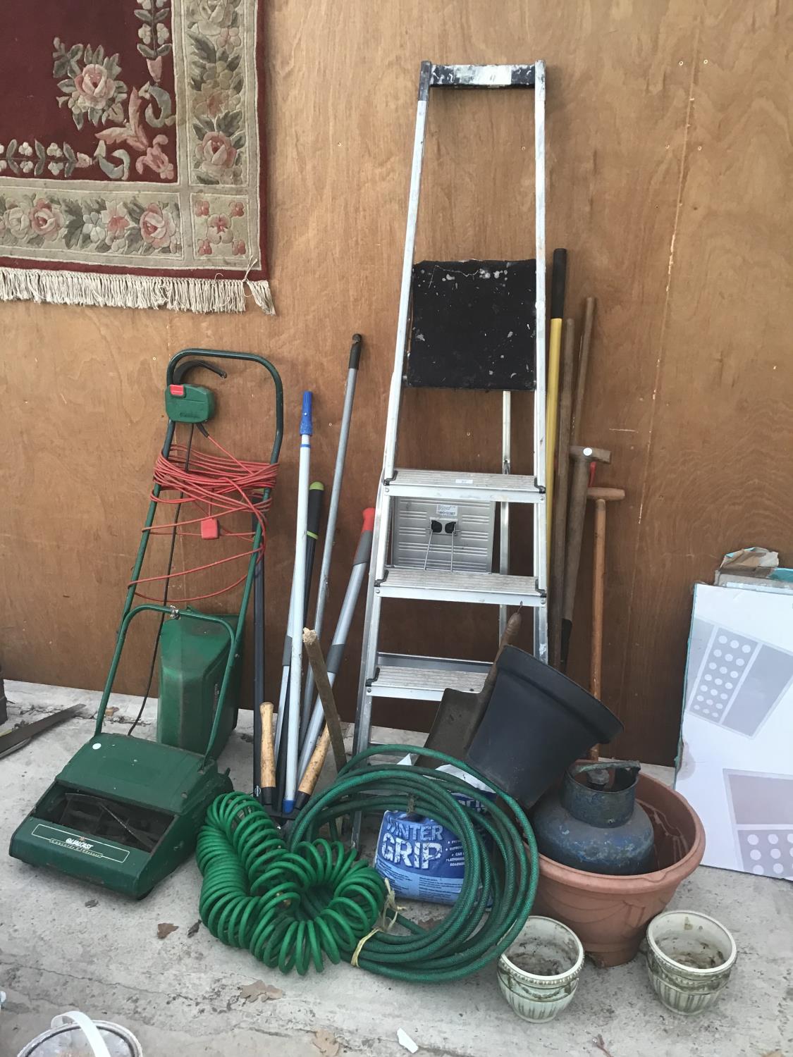 A LARGE COLLECTION OF GARDENING ITEMS TO INCLUDE HOSEPIPES, SPADES, EDGER, SHEARS, LAWN MOWER ETC