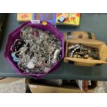 A BOX OF ASSORTED WHITE METAL JEWELLERY AND SMALL WOODEN BARREL OF COSTUME JEWELLERY