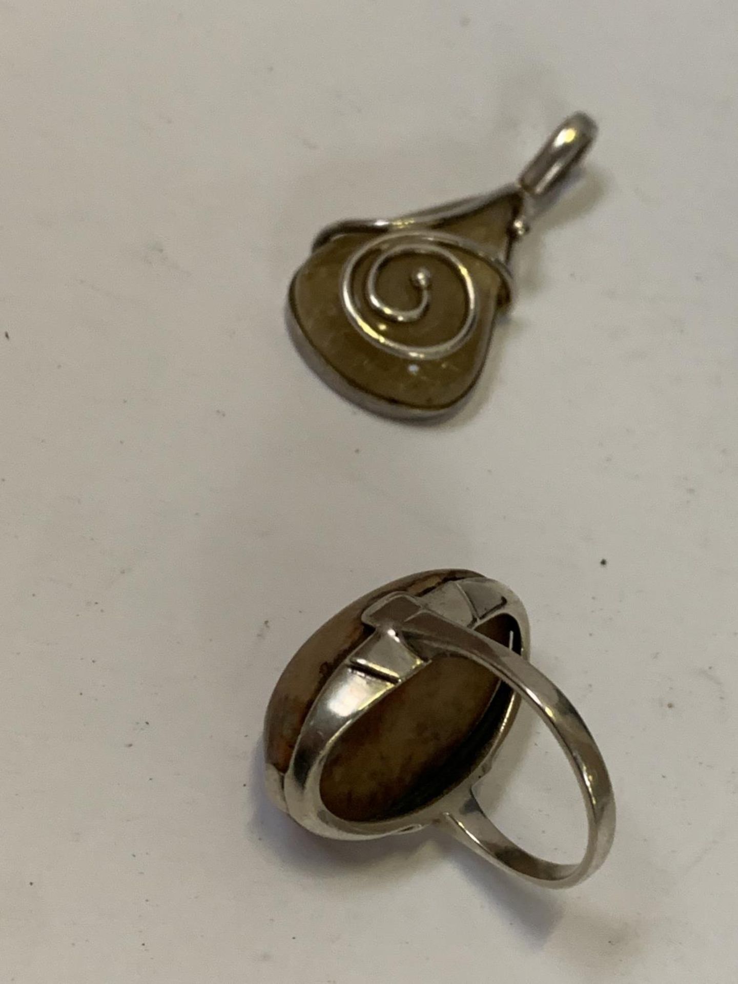 AN AGATE RING TOGETHER WITH NECKLACE FOB - Image 2 of 2