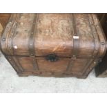 A WOODEN TRAVEL CHEST (A/F ON LID AND HANDLES)