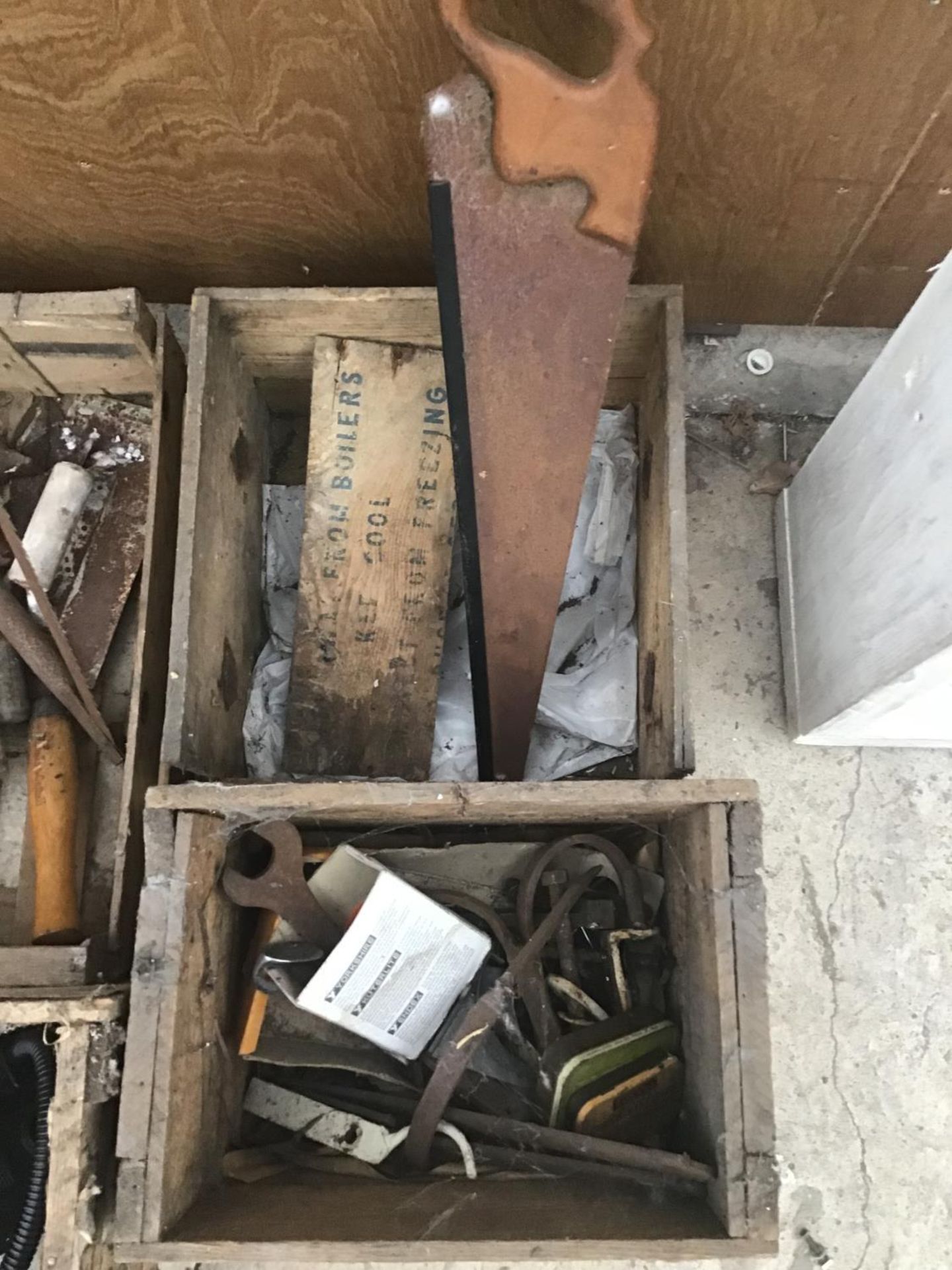 VARIOUS VINTAGE WOODEN CRATES AND TOOLS - Image 3 of 4