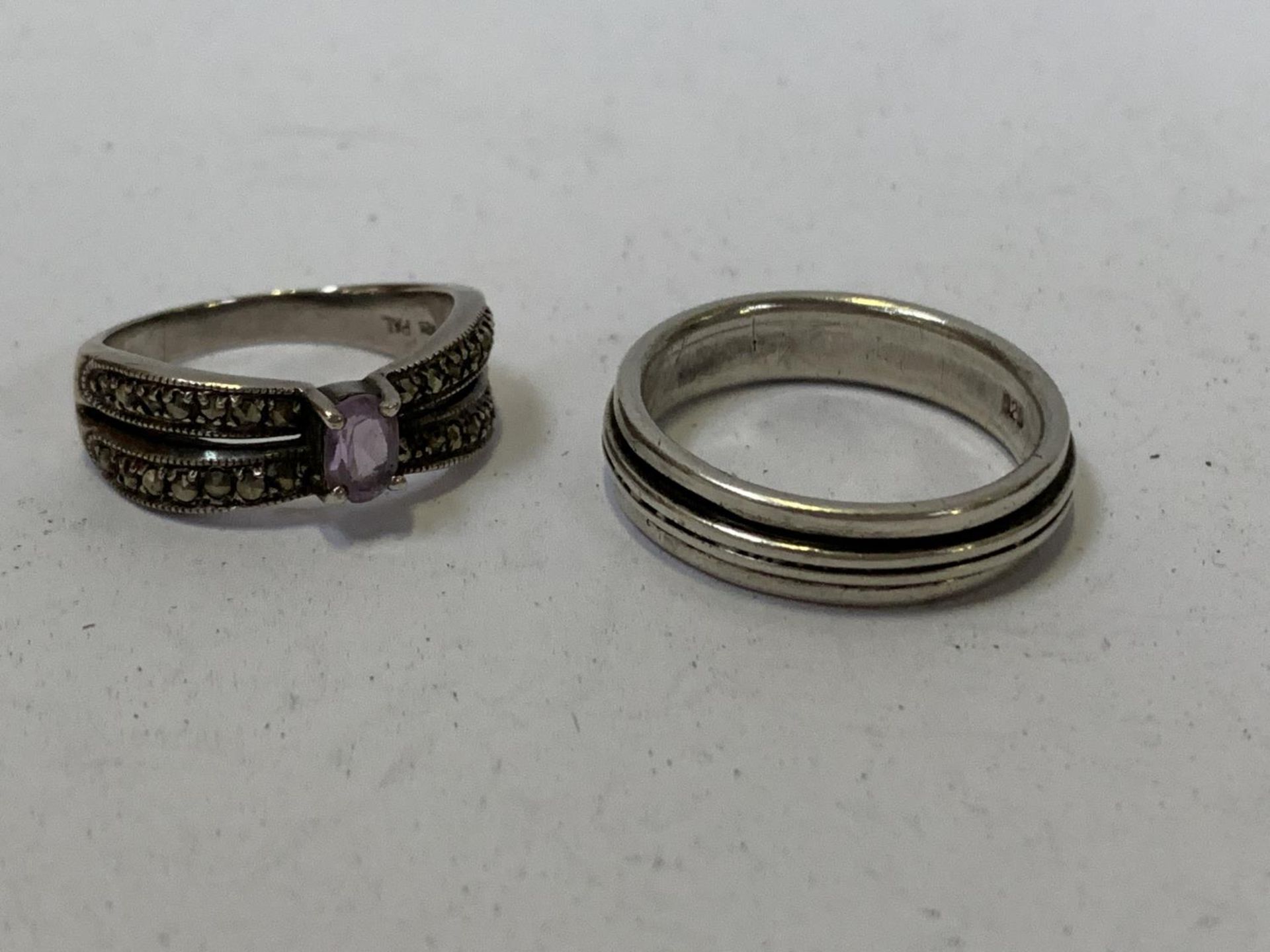 A SILVER BAND RING TOGETHER WITH SILVER SOLITAIRE RING