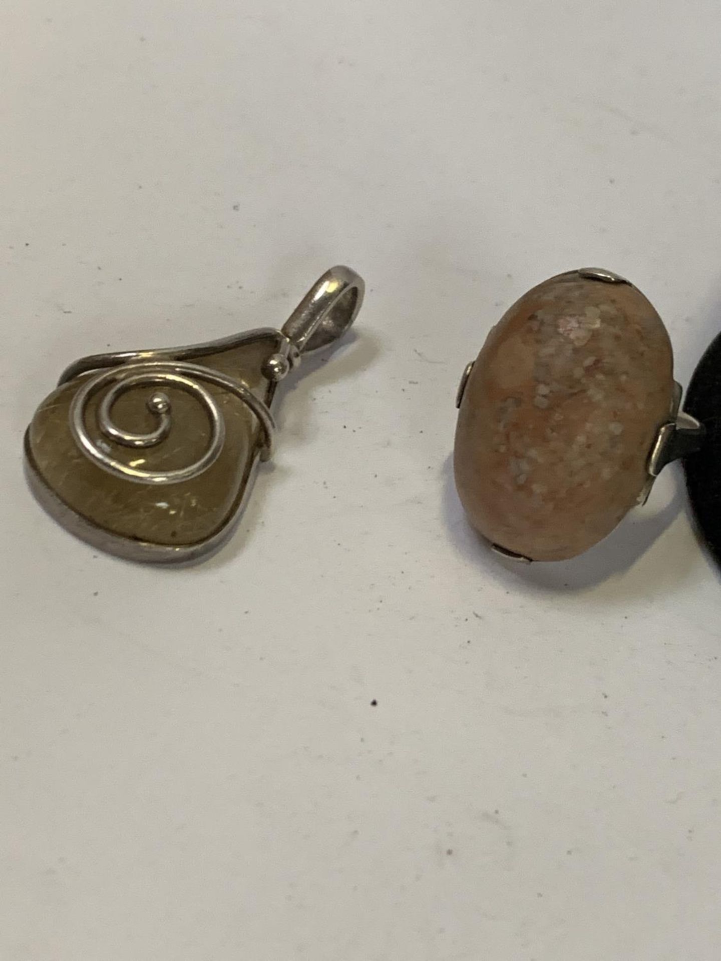 AN AGATE RING TOGETHER WITH NECKLACE FOB