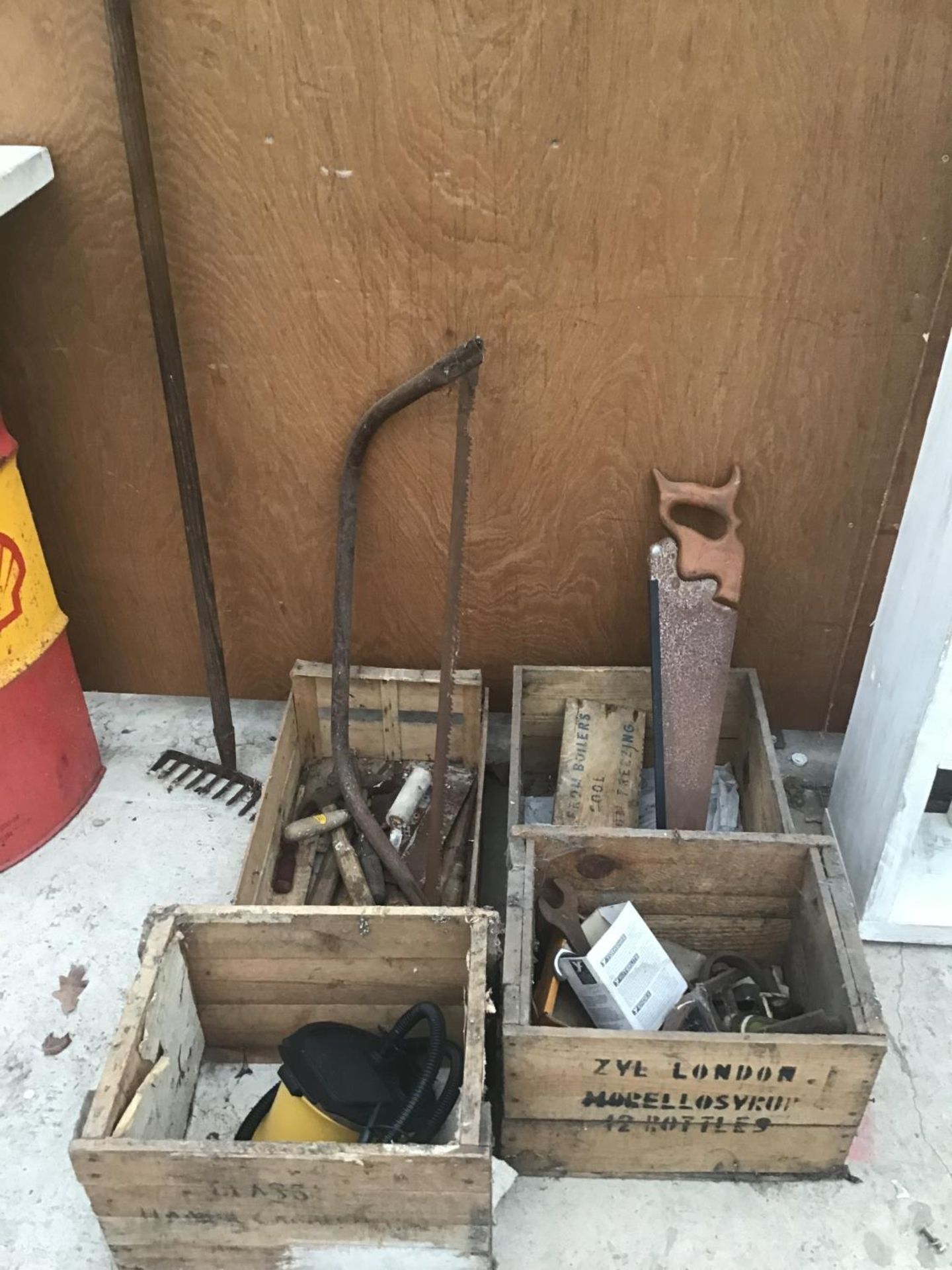 VARIOUS VINTAGE WOODEN CRATES AND TOOLS - Image 2 of 4