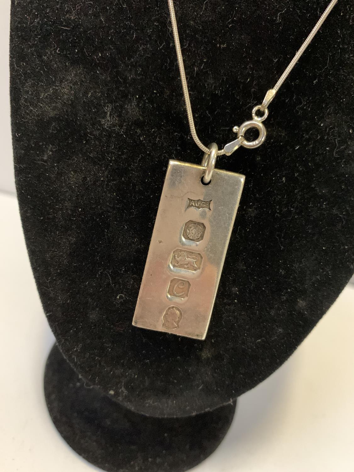 A SILVER INGOT PENDANT AND CHAIN NECKLACE