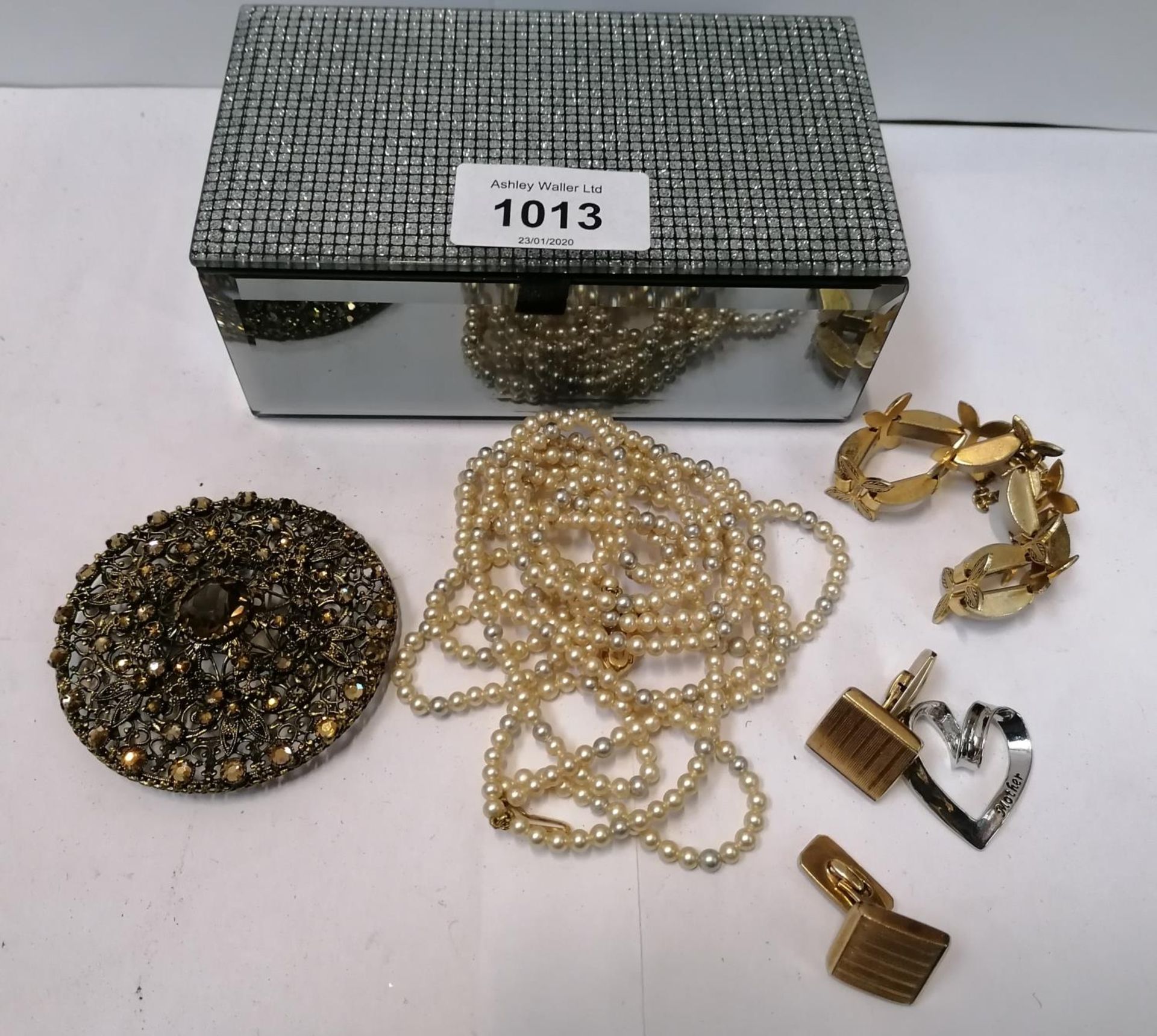 A SMALL BOX OF ASSORTED COSTUME JEWELLERY