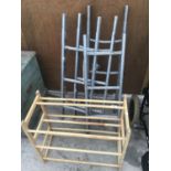 A FOUR SECTION ALLOY TWELVE RUNG LADDER AND A WOODEN RACK