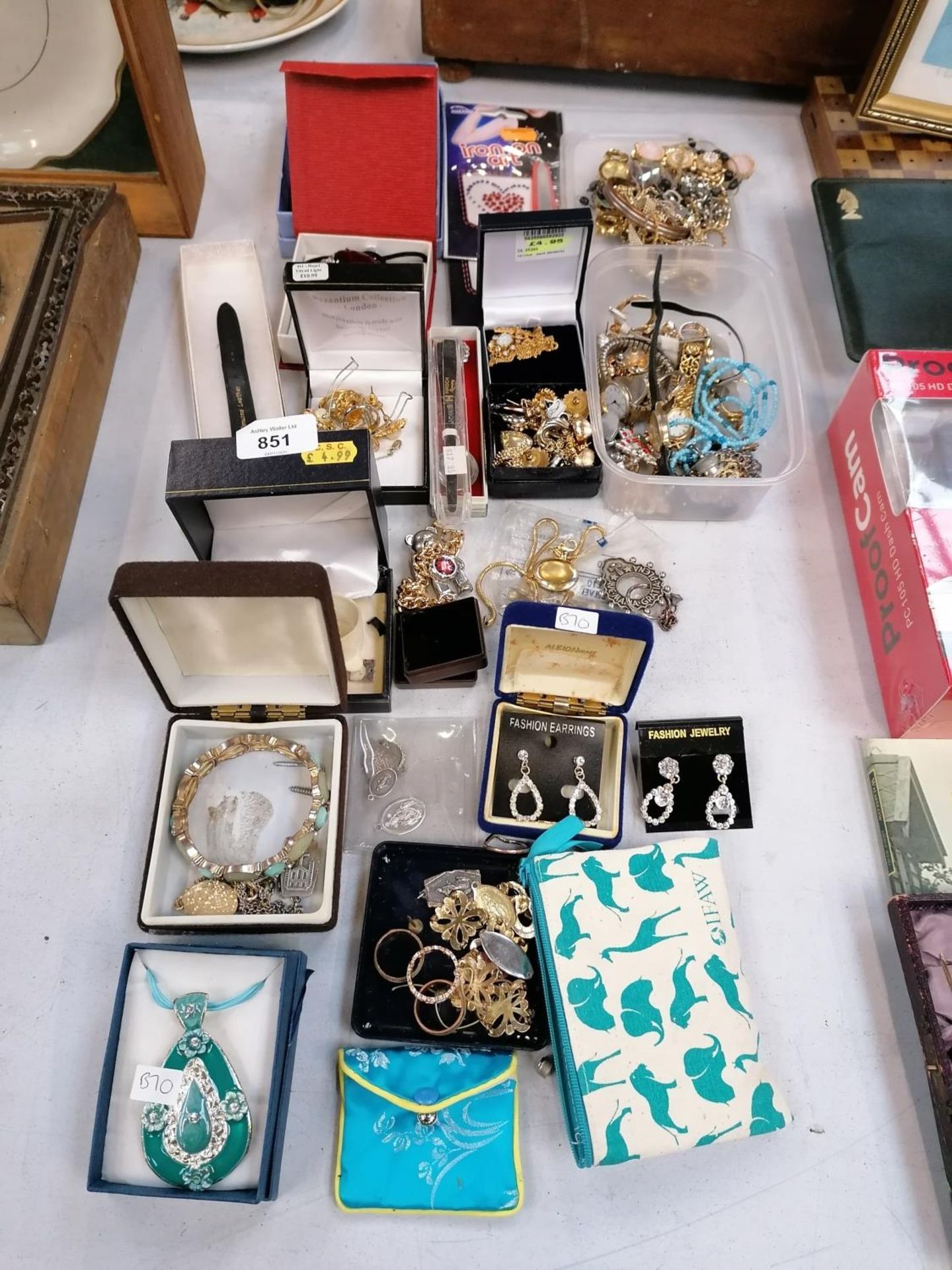 A MIXED LOT OF ASSORTED COSTUME JEWELLERY
