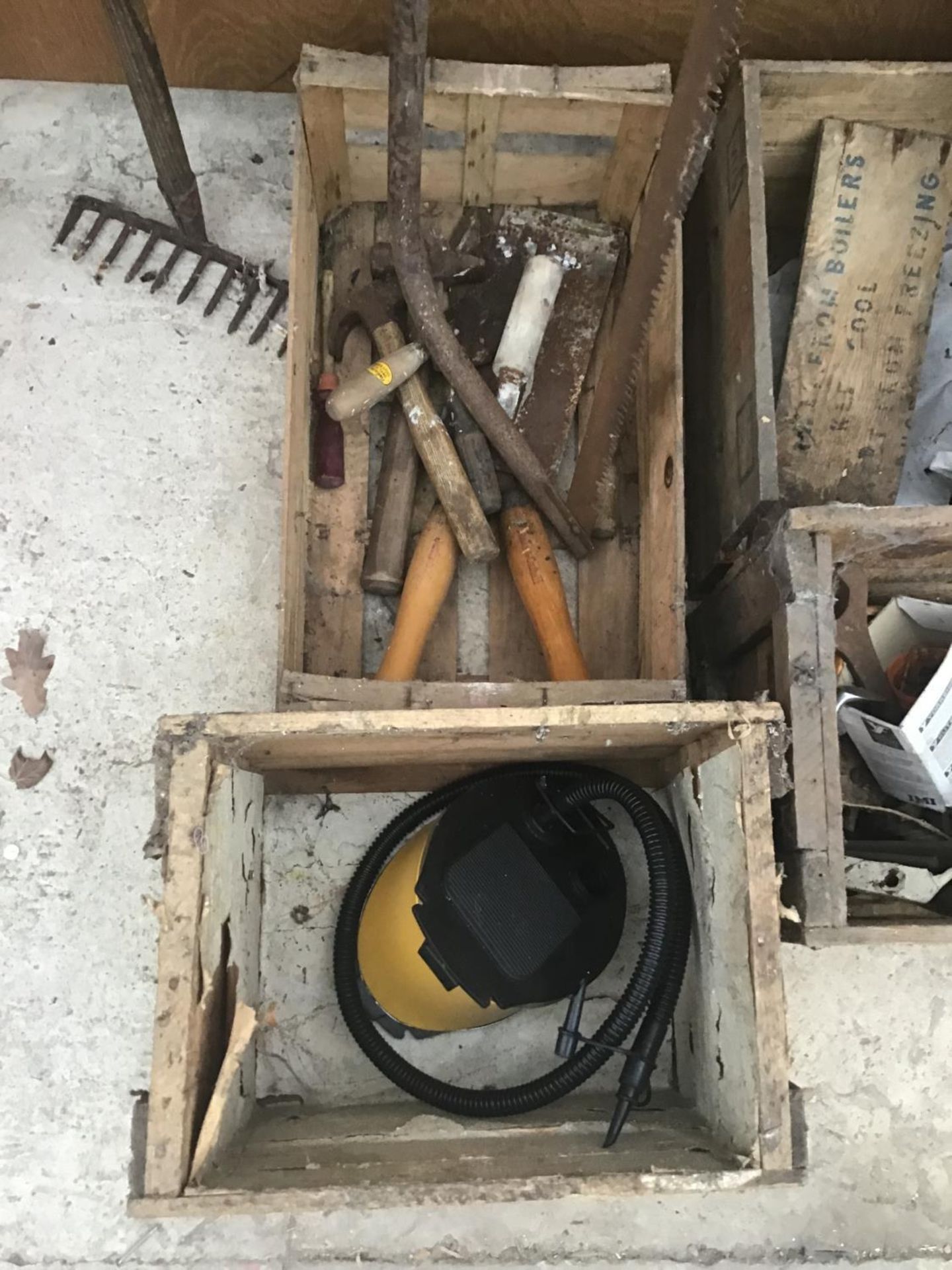 VARIOUS VINTAGE WOODEN CRATES AND TOOLS - Image 4 of 4