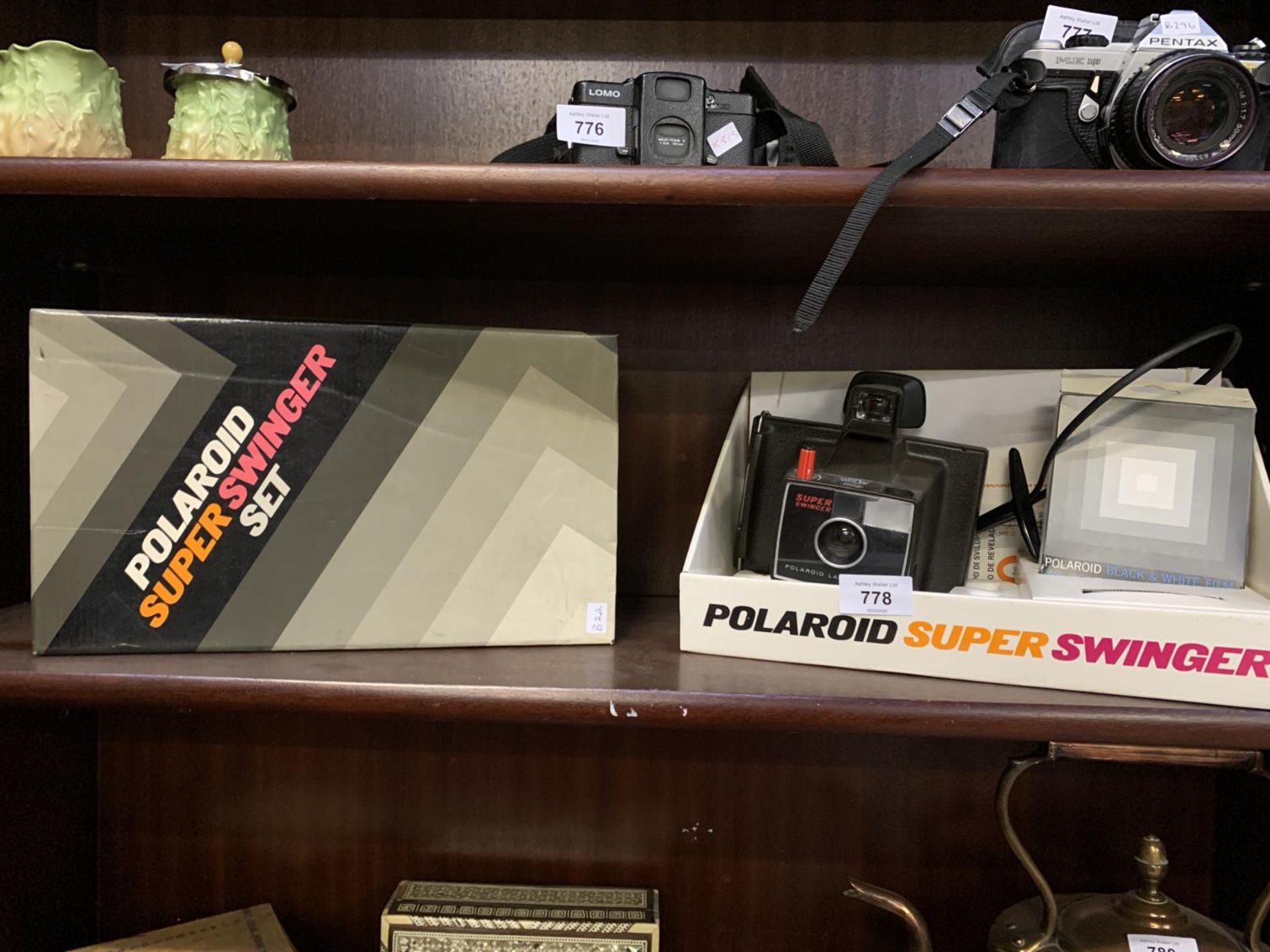 A BOXED RETRO POLAROID SUPER SWINGER CAMERA