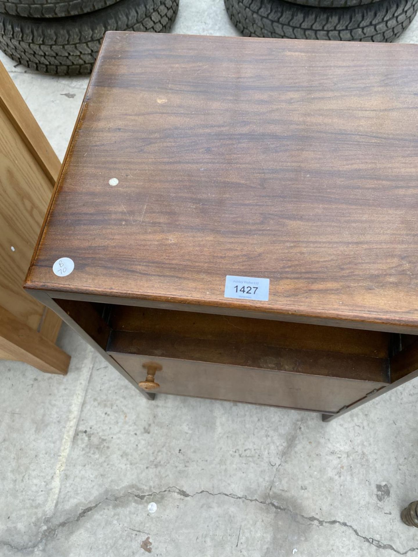 A MAHOGANY BEDSIDE CABINET - Image 2 of 3