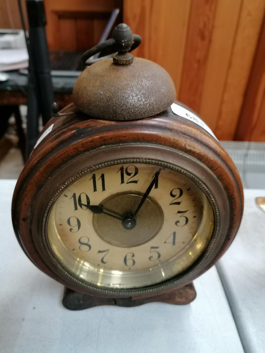 AN OAK CASED &#39;JUNGHANS&#39; GERMAN CHIMING MANTLE CLOCK