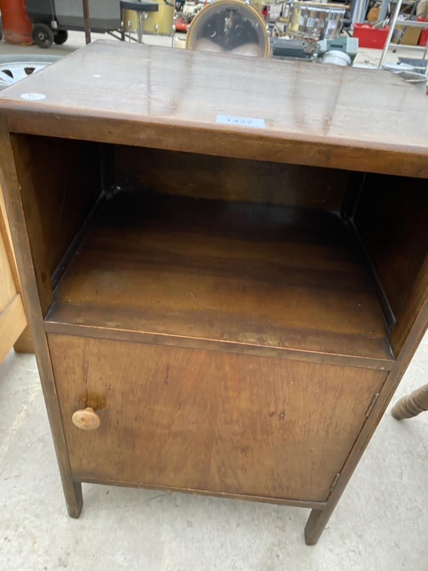 A MAHOGANY BEDSIDE CABINET - Image 3 of 3