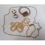 A COLLECTION OF JEWELLERY - 9CT YELLOW GOLD CLASP PEARL NECKLACE, 9CT GOLD CASED LADIES WATCH,