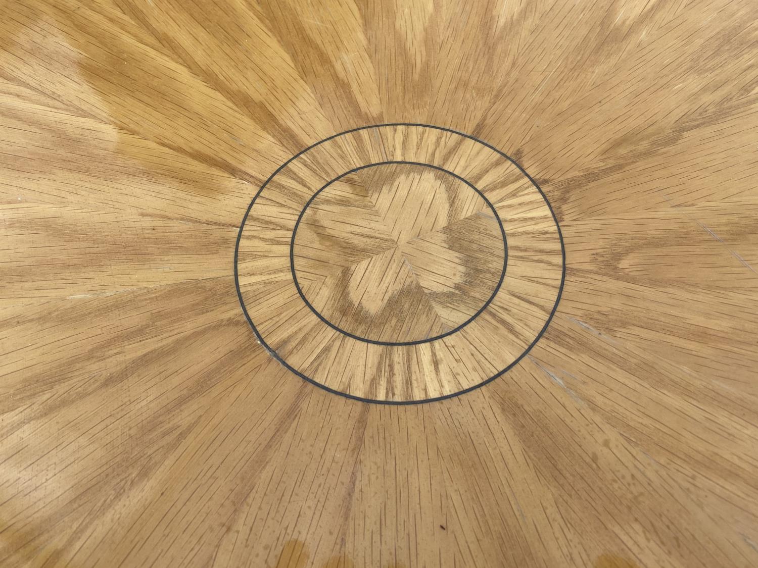 A LARGE HEAVY CIRCULAR OAK DINING TABLE - Image 4 of 9
