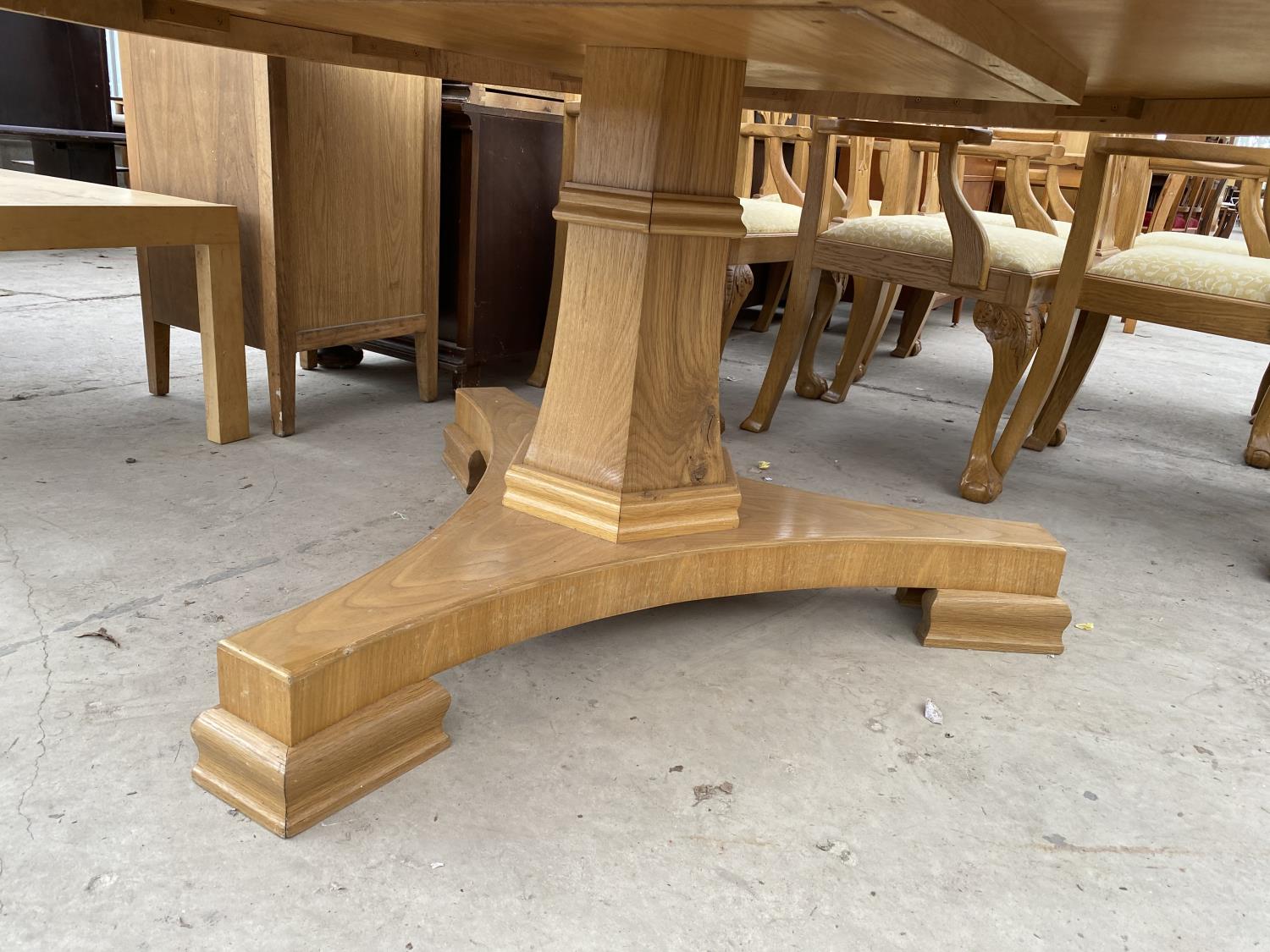 A LARGE HEAVY CIRCULAR OAK DINING TABLE - Image 6 of 9