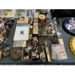 A MIXED LOT OF ITEMS TO INCLUDE REPLICA FLINTLOCK LIGHTER AND STAND ETC