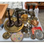 A GROUP OF MIXED ITEMS TO INCLUDE BRASS CHARGER, WOODEN CANDLE STICKS, VASES ETC
