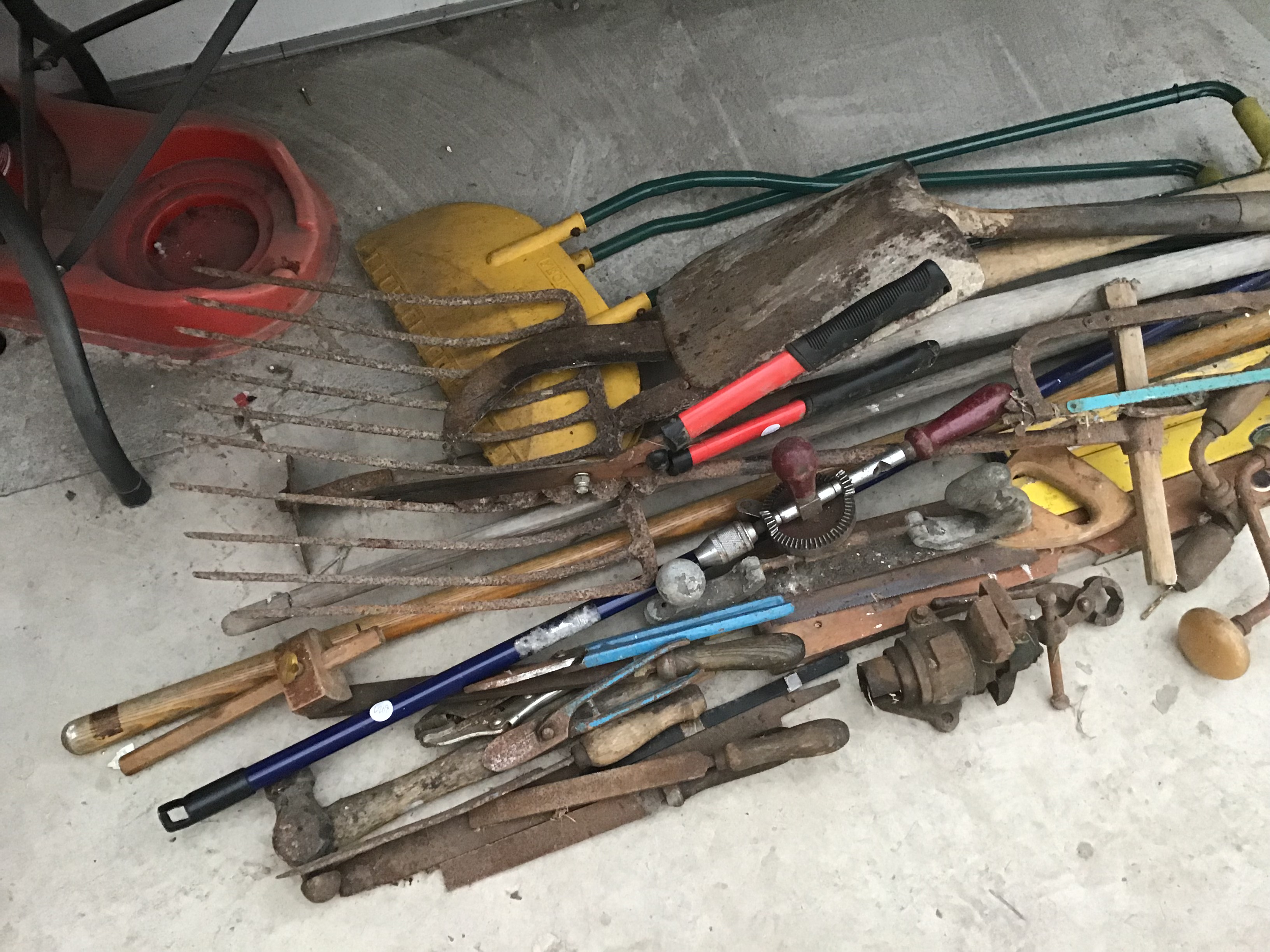 A LARGE COLLECTION OF GARDEN TOOLS, SPIRIT LEVELS, VICE, CHISELS, AND FURTHER VINTAGE TOOLS - Image 4 of 4