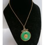 A LADIES 18CT YELLOW GOLD ORIENTAL JADE PENDANT NECKLACE, TOTAL WEIGHT 8G