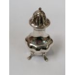 A HALLMARKED SILVER PEPPERETTE, WEIGHT 37.3G