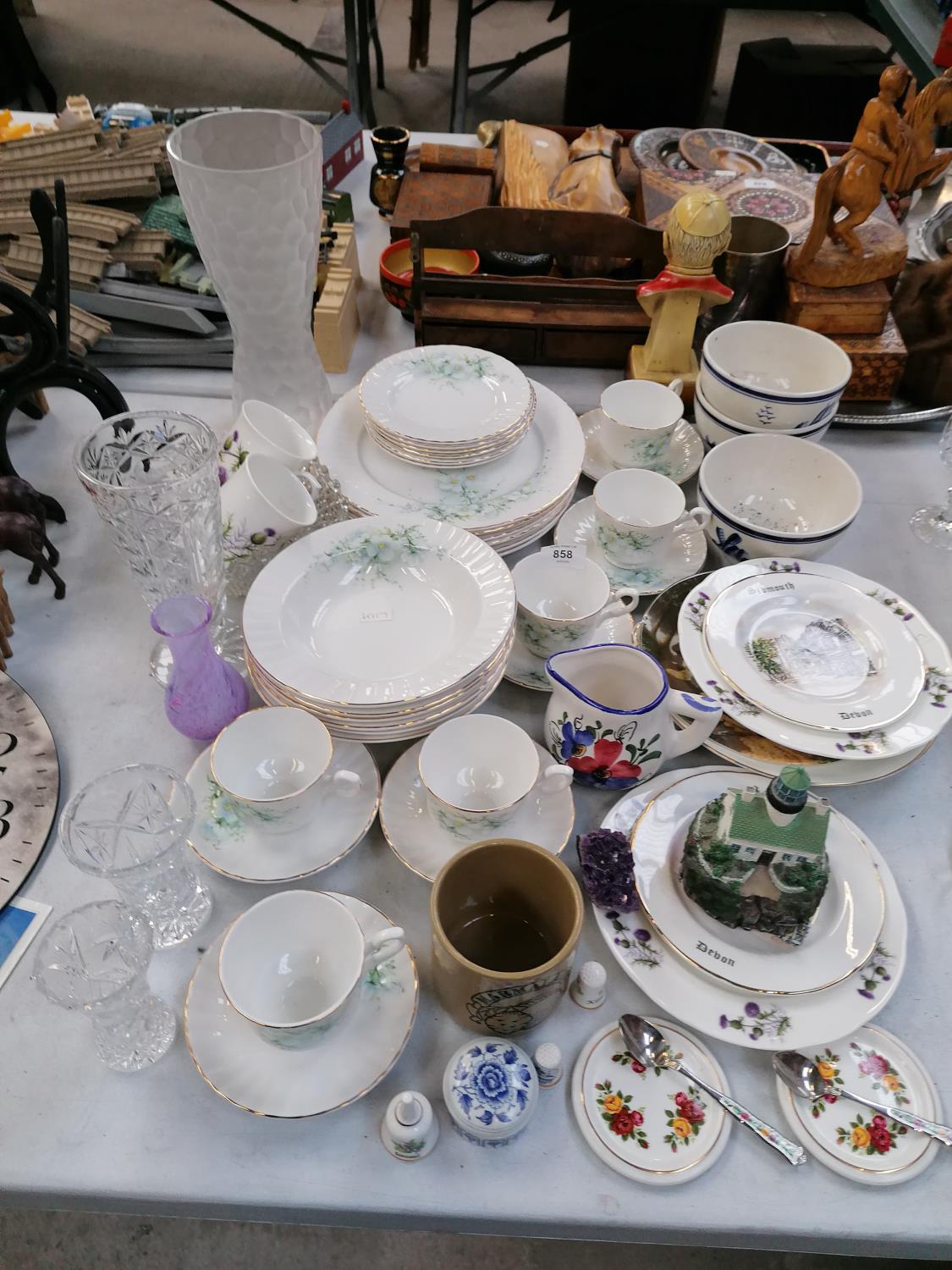 A MIXED GROUP OF ITEMS TO INCLUDE CUT GLASS VASE, PART DINNER SET ETC