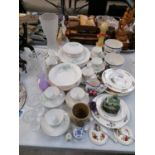 A MIXED GROUP OF ITEMS TO INCLUDE CUT GLASS VASE, PART DINNER SET ETC