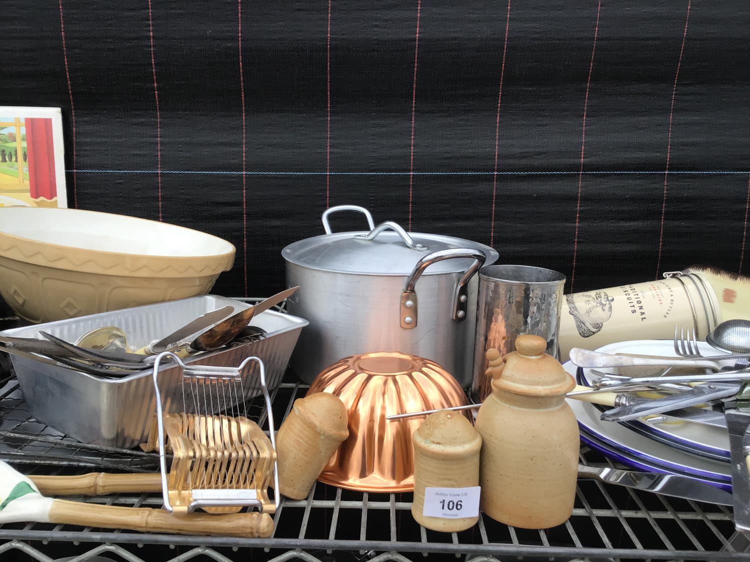 A QUANTITY OF KITCHEN RELATED ITEMS TO INCLUDE STAINLESS STEELWARE, FLATWARE, DISHES, BOWLS, PANS, , - Image 3 of 4